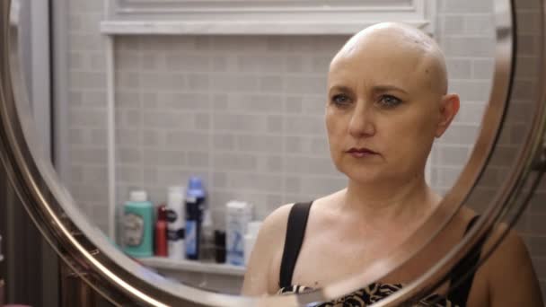 Hasta Kel Kadın Aynada Kendine Bakıyor Kız Kardeşi Onu Rahatlatıyor — Stok video