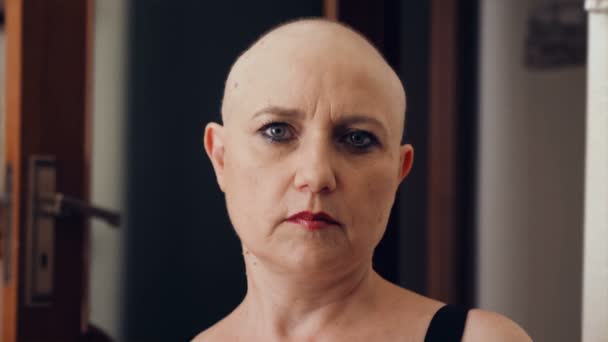 Άρρωστη Γυναίκα Που Έχει Χάσει Μαλλιά Της Λόγω Χημειοθεραπείας Κοιτάζοντας — Αρχείο Βίντεο