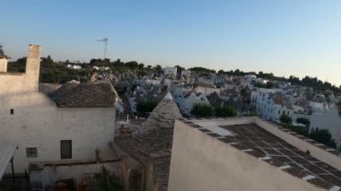 Alberobello 'nun trulli ile hava manzarası, konik taş yapılar, puglia, İtalya, Ağustos 2020