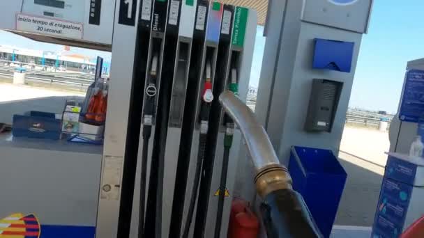 Mano Dell Uomo Rimette Pompa Diesel Posizione Dopo Aver Riempito — Video Stock