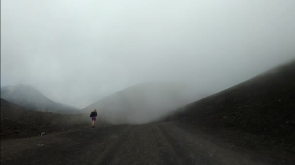 Прекрасный Вид Одинокого Пешехода Склонах Этны Окутанных Туманом Сицилия Август — стоковое видео