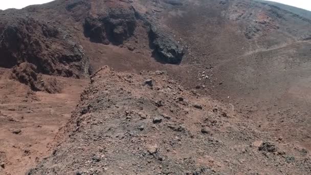 Pendii Delle Montagne Bruciate Dalla Lava Con Etna Fumante Sullo — Video Stock