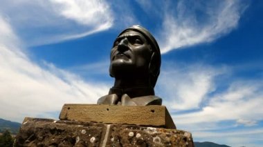 Dante Alighieri 'nin güzel heykelinin altından çekildi. Arka planda şato, Poppi, İtalya, Ağustos 2020