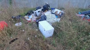 Kirletici atıklar üzerine sabit bir kamera açık arazide terk edilmiş.
