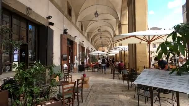 イタリアのアレッツォ ピアッツァ グランデのアーケードの下にあるレストランやショップで安定したカム — ストック動画