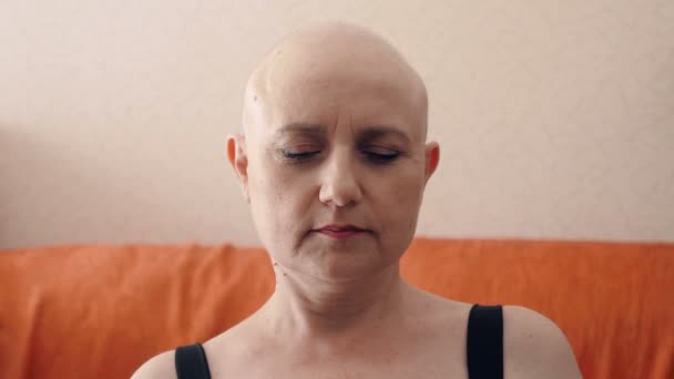 Retrato Mulher Careca Madura Depois Fazer Quimioterapia Doença Terapia — Vídeo de Stock