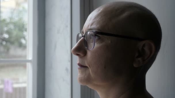 Close Mulher Pensativa Com Câncer Olha Para Fora Janela Tratamento — Vídeo de Stock