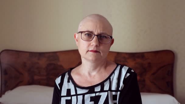 积极向上 满怀希望的成熟女性 带着癌症的表情和微笑看着相机 — 图库视频影像