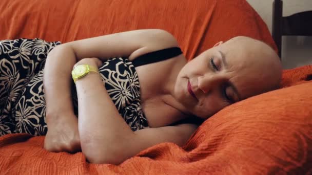 Retrato Mulher Careca Cansado Descansando Sofá Após Uma Sessão Quimioterapia — Vídeo de Stock