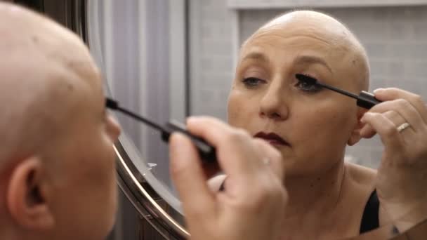 Retrato Mujer Calva Madura Encarga Apariencia Poniéndose Maquillaje Ojos — Vídeo de stock