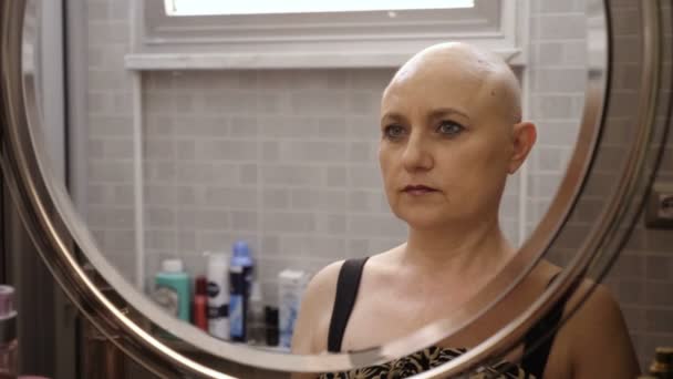 Chemioterapia Rak Portret Dojrzałej Łysej Kobiety Wygląda Smutno Lustrze Jej — Wideo stockowe