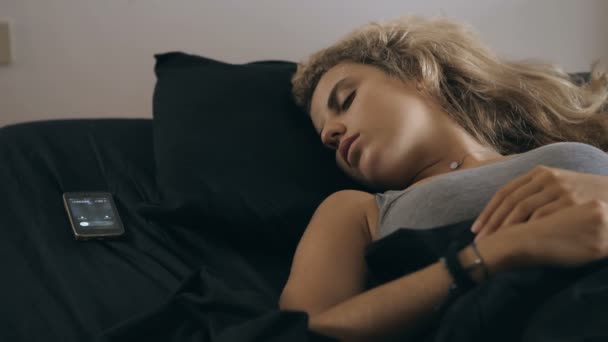 Hrubé Probuzení Telefonát Probudí Mladou Spící Ženu — Stock video