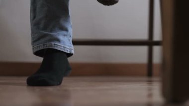 Ayakları çizme giyen genç bir kadın - günün başlangıcı