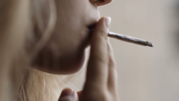 Slow Motion Från Ung Kvinna Som Ivrigt Suger Cigarett — Stockvideo