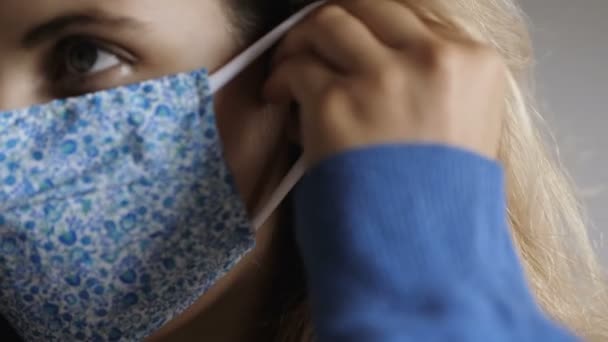 Covid Close Νεαρή Γυναίκα Φορώντας Χειρουργική Μάσκα Μπροστά Από Τον — Αρχείο Βίντεο