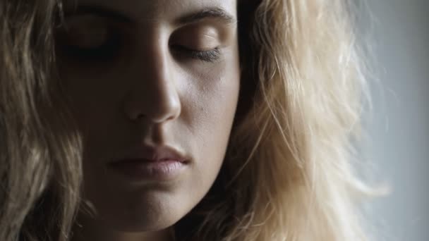Genç Bir Kadının Yakın Portresi Gözlerini Açar Kameraya Bakar — Stok video