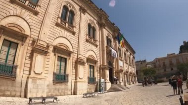 Scicli belediyesinin inşaat koltuğunun önünde sabit bir kamera var.