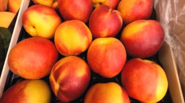 Güzel olgun nektarlarla dolu bir kutuya yakın.