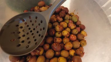 Baharat, baharat, ezilmiş ve baharatlı zeytinleri kapta kaymaklı.