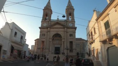 Santi Medici, Alberobello, puglia, Ağustos 2020 'deki Santi Bazilikası' nın neoklasik stil cephesinde sabit bir kamera.