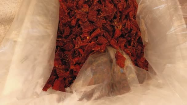 在摊档市场上的一个袋子里的干西红柿 — 图库视频影像
