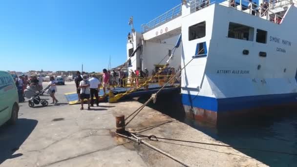 Desembarco Del Ferry Puerto Favignana Isole Egadi Trapani Agosto 2020 — Vídeos de Stock