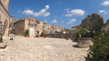 Taş, Matera, Basilicata, İtalya, Ağustos 2020 'deki balkondan sabit bir kamera.