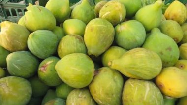 Yaz sonu meyveleri. Markette tatlı Eylül incirleri üzerinde sabit bir kamera.