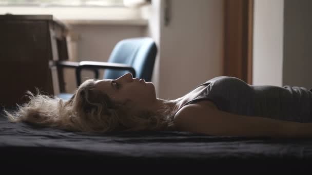 Porträtt Sorgsen Deprimerad Ung Kvinna Liggande Sängen Stirrande Rymden — Stockvideo