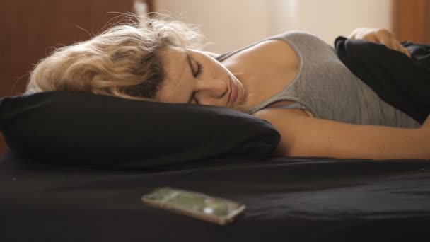 Retrato Mujer Joven Dormida Cama Despertada Por Teléfono Celular Que — Vídeo de stock