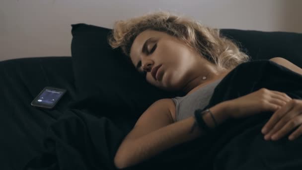 Hermosa Joven Mujer Dormida Despertó Por Teléfono Celular Sonando — Vídeos de Stock