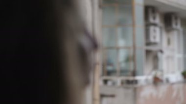 Üzgün genç sarışın kadın.