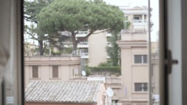 Üzgün genç sarışın kadın.