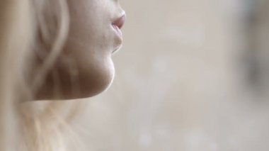 Sigara içen genç, sarışın bir kadın.