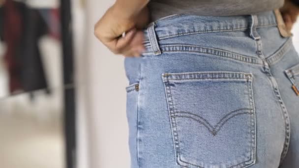 Joven Hermosa Mujer Usando Jeans Frente Del Espejo Preparándose Para — Vídeo de stock