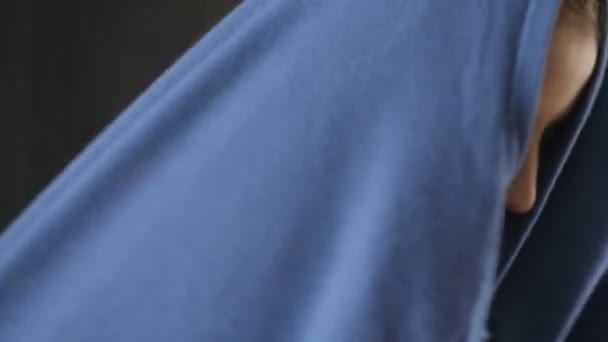 Ritratto Una Giovane Bella Donna Che Indossa Maglione Azzurro Prepara — Video Stock