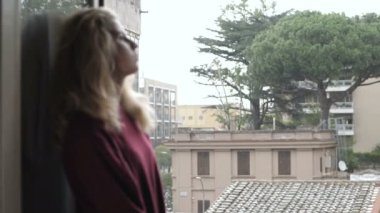 Üzgün genç sarışın kadın.