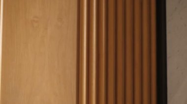 Ameliyat maskesi takan güzel bir kadının portresi işe gitmek için evden ayrılıyor.