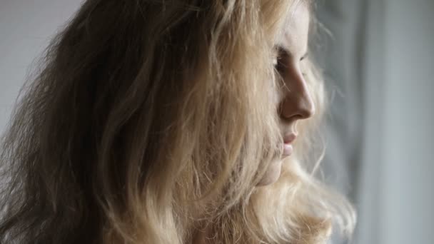 Verärgerte Junge Blonde Frau — Stockvideo