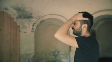 Duygusuz, bunalımlı düşünceli, üzgün bir adam.