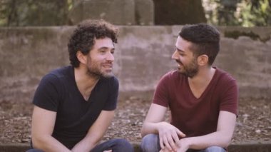 Gay Yakışıklı- Genç adam arkadaşını öpmeye çalışıyor.