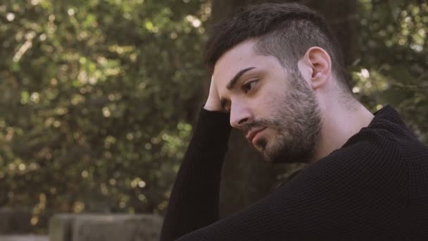 Apatie Depresivně Přemýšlivý Smutný Muž Opuštěný Sám Pro Sebe — Stock video