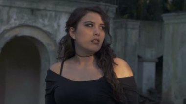 İstismar edilmiş genç bir kadın korkmuş bir şekilde etrafına bakıyor ve bayılıyor.