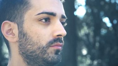 Umut, inanç - genç düşünceli adam rahatlık arıyor - açık havada