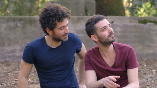 Jeune Homme Tente Une Approche Avec Son Ami Qui Refuse — Video