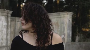 Şiddet görmüş genç bir kadının ağır çekimde etrafa bakınması dehşet verici. 