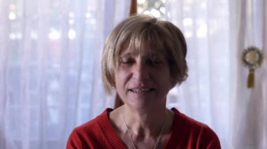 Olgun bir kadın hoparlörden konuşuyor - video çağrısı
