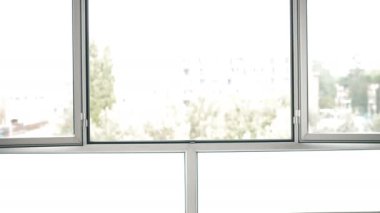 Genç müdür toplantı odasındaki yeni danışmanı ağırdan alıyor.