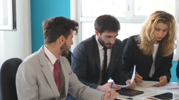 Negócios Estratégias Jovem Gerente Reunião Com Seu Trabalho Equipe — Vídeo de Stock
