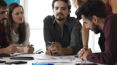 Pazarlama verilerini analiz eden genç reklamcılar - iş, pazarlama